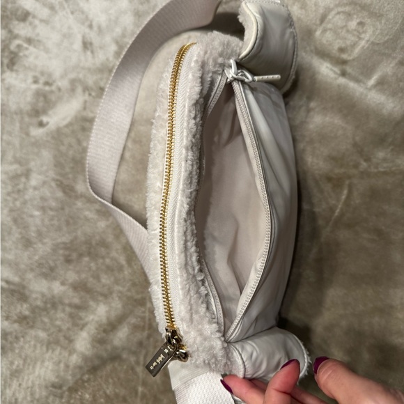 Lululemon Everywhere Belt Bag (Large size) NWOT - Picture 4 of 5